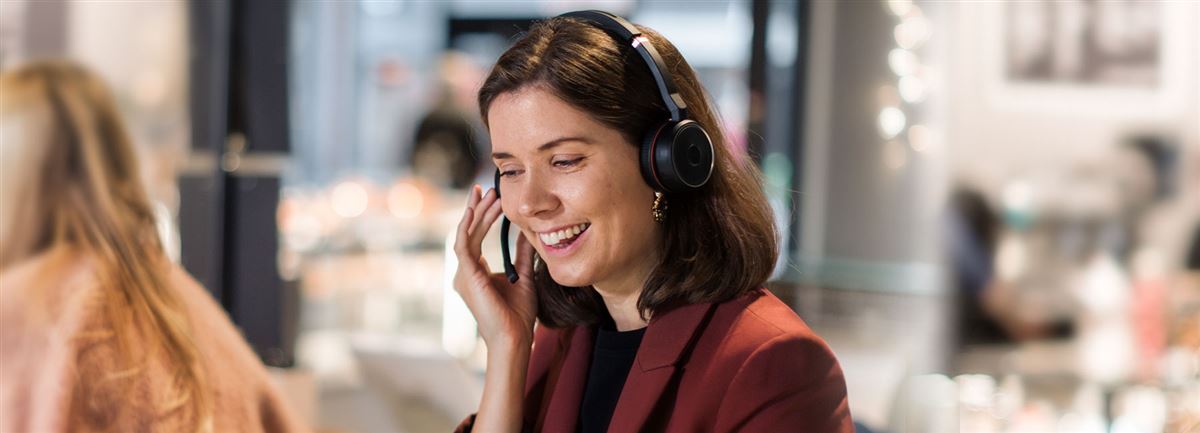 Twee collega's aan het werk op de receptie