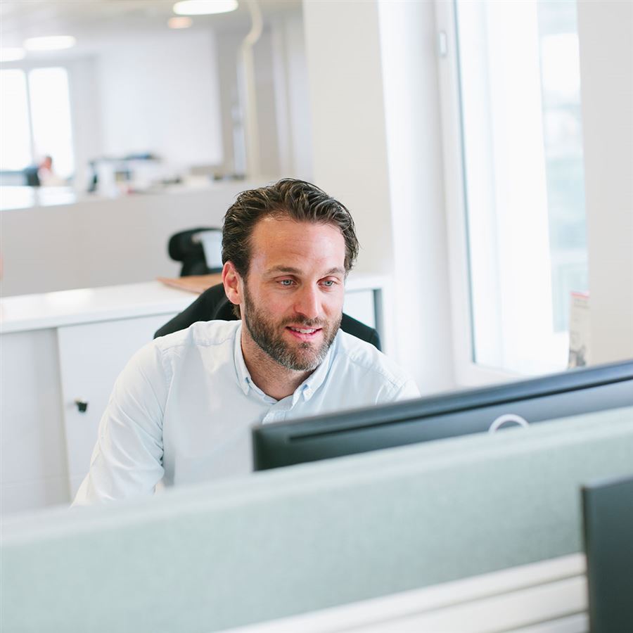 Man achter computer aan het werk