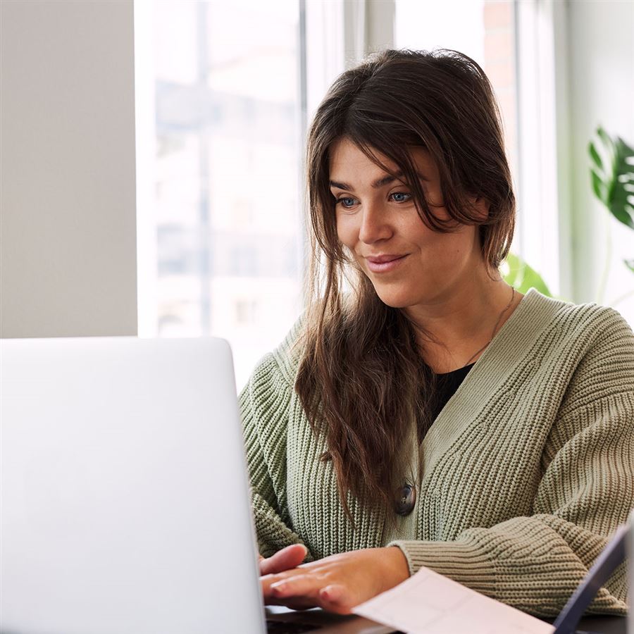 vrouw achter laptop