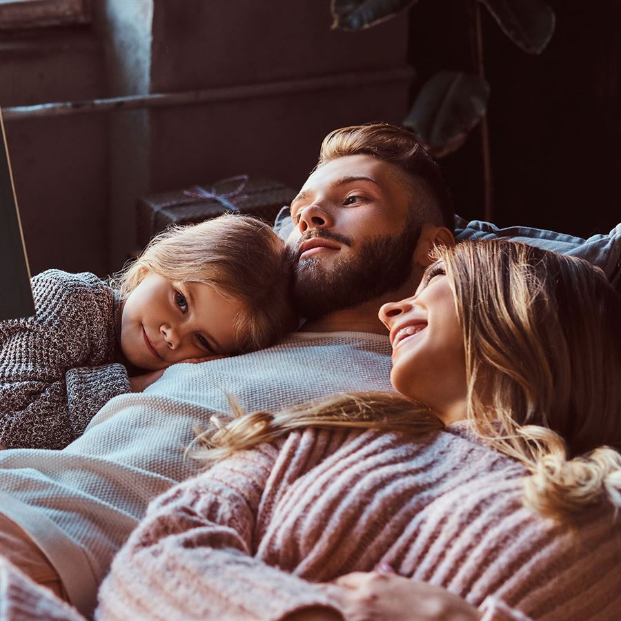 familie buiten aan het feestvieren