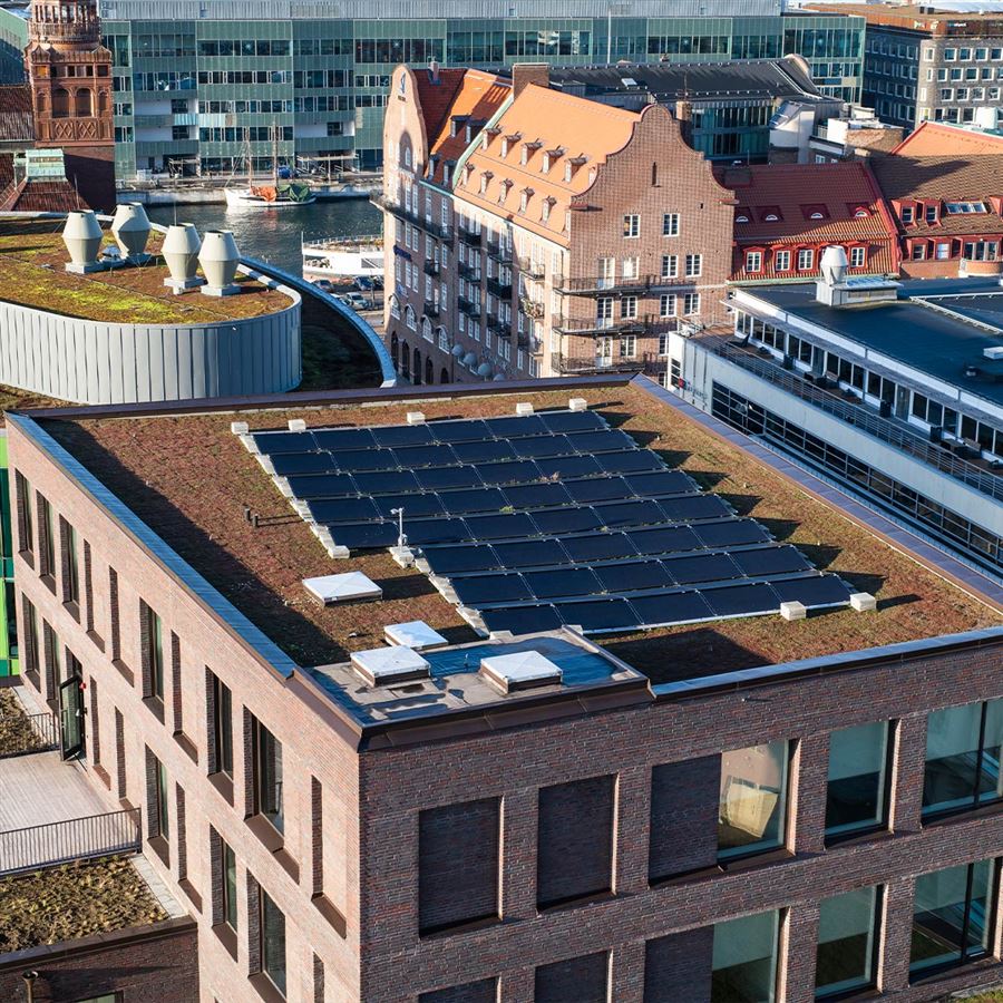 Kantoren met zonnepanelen op het dak