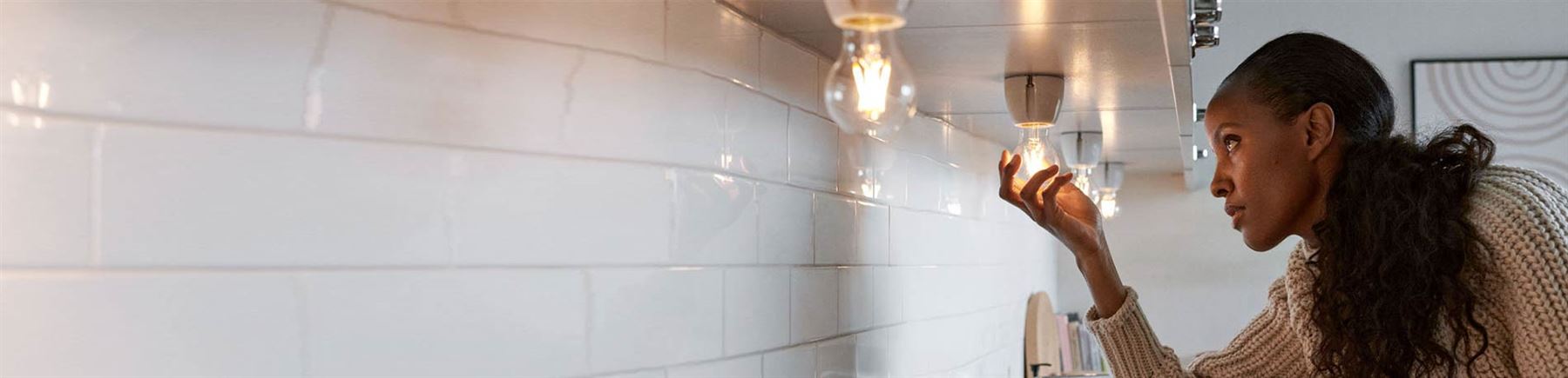 Vrouw verwisseld lamp in woonkamer 