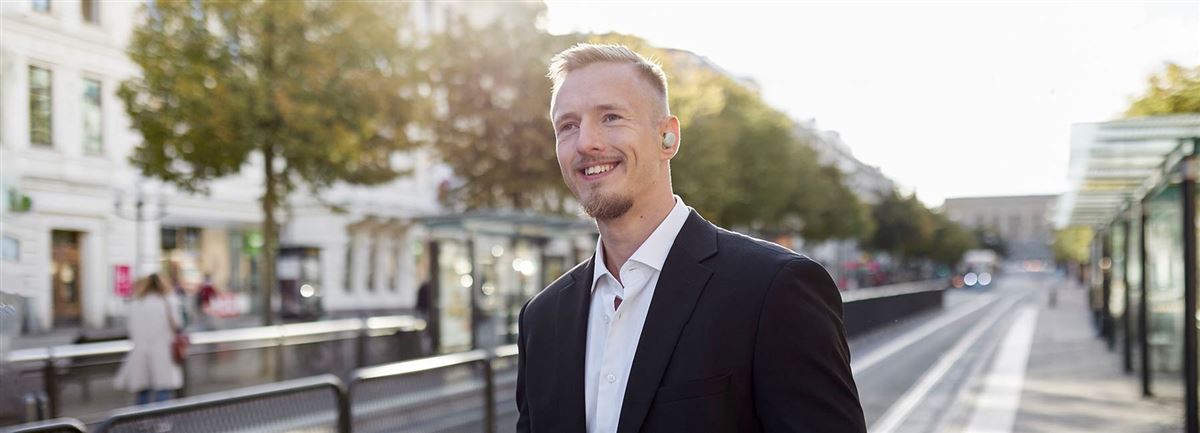 Zakenman aan het wachten op de tram