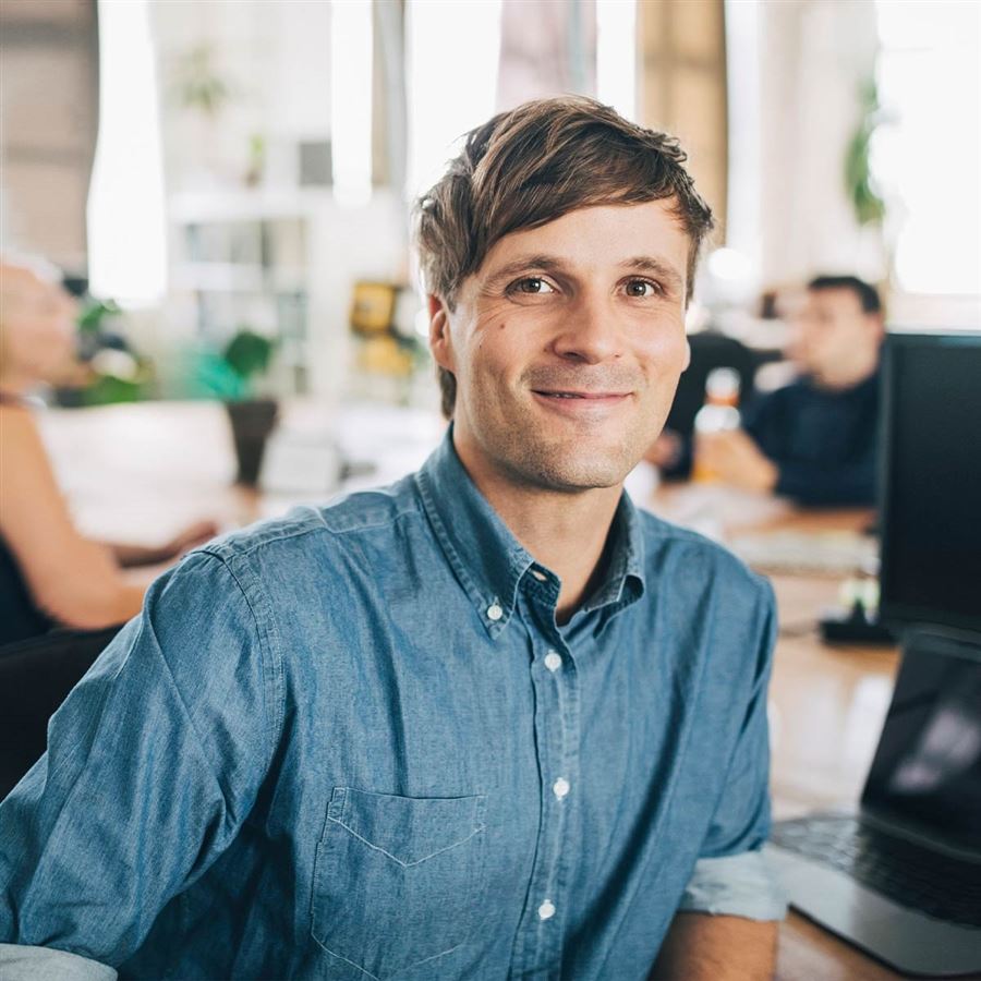 Man kijkt naar computer