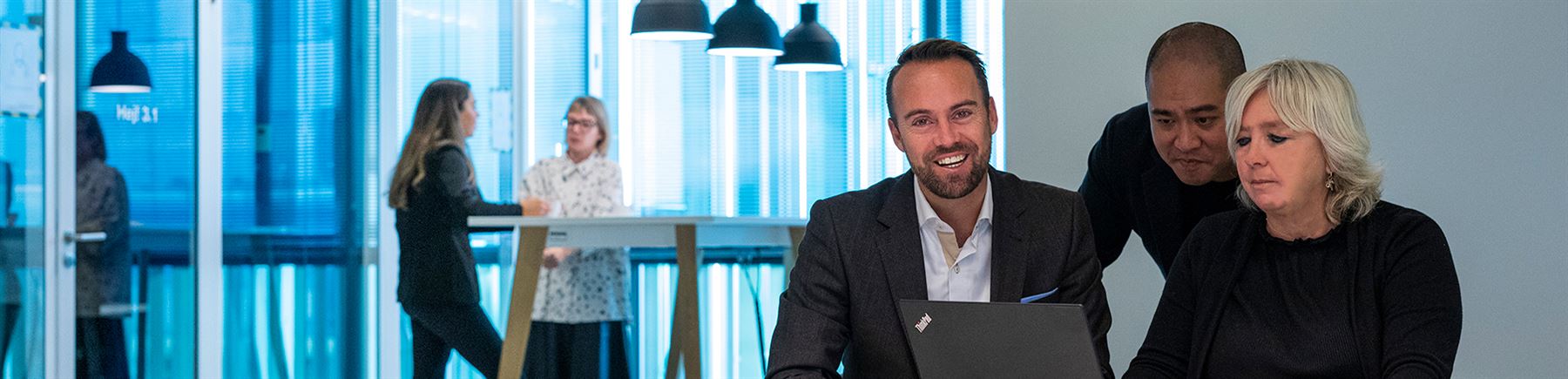 Collega's van Handelsbanken aan het werk op het hoofdkantoor