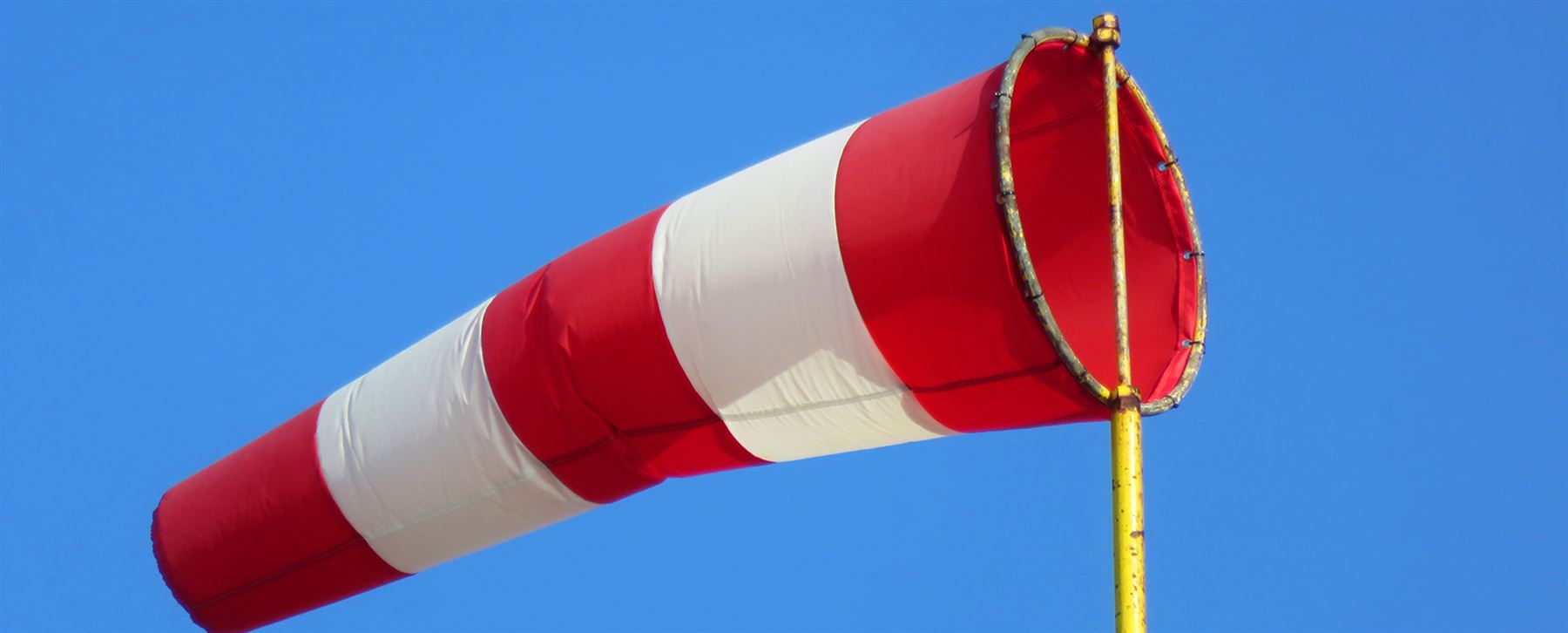 wind vlag rood en wit gestreept