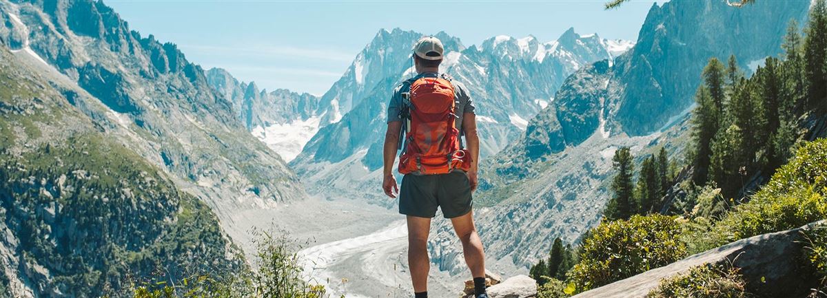 Man aan het lopen tussen de bergen
