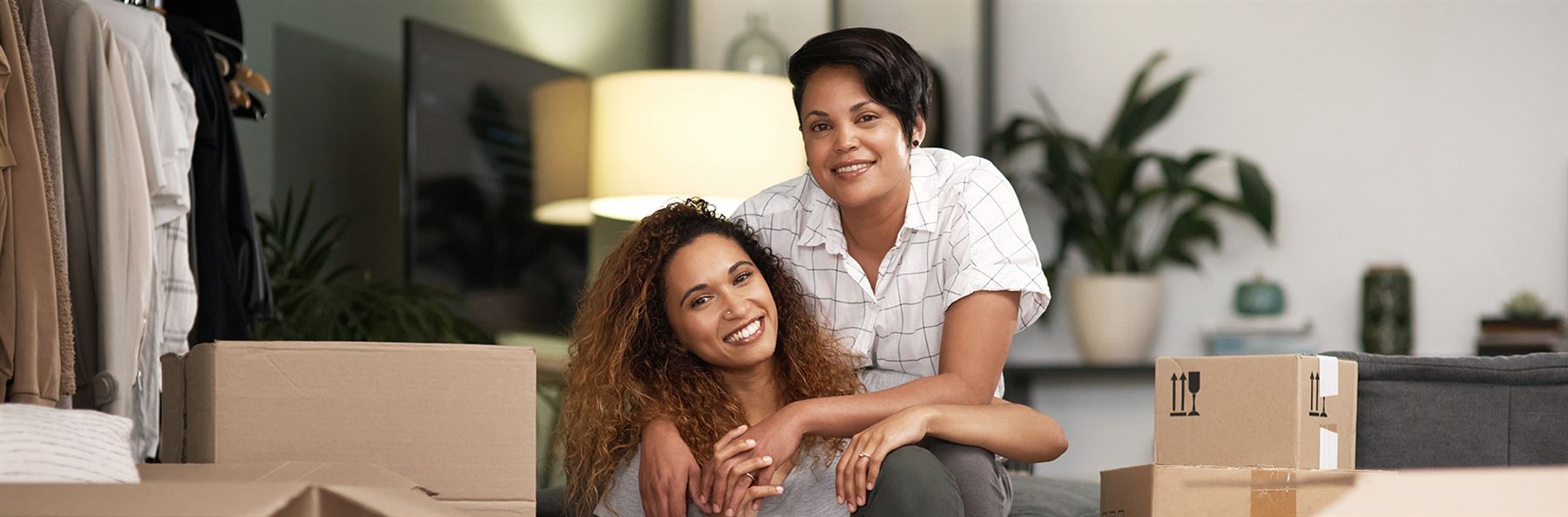 Twee vrouwen zitten tussen de vehuisdozen
