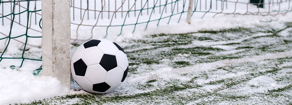voetbal in de sneeuw