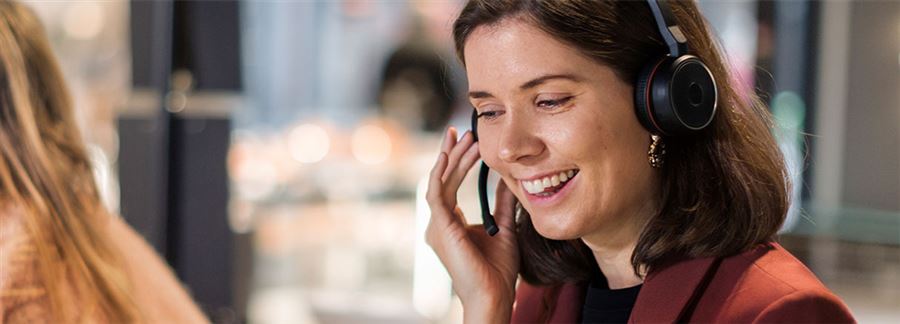 vrouw aan de telefoon van de klantenservice