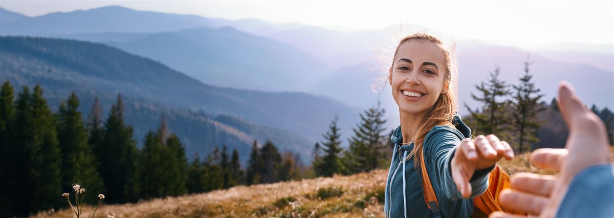 vrouw aan het wandelen in de bergen