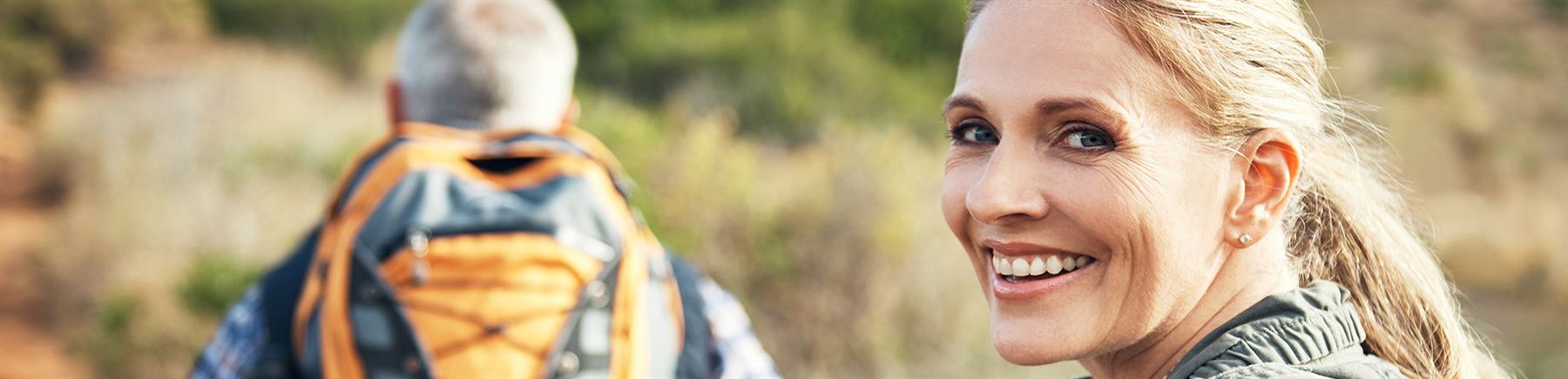 vrouw loopt in de natuur