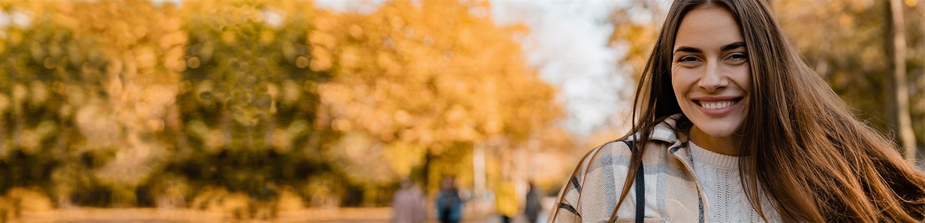Vrouw loopt in herfstbos