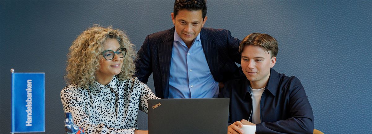 man en vrouw staan buiten op tablet te kijken