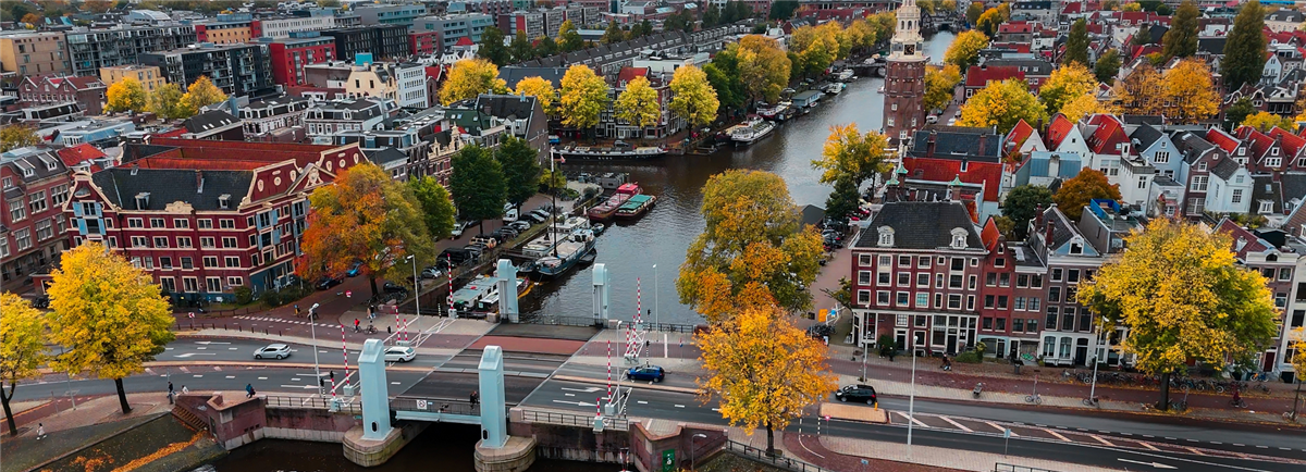de amsterdamse grachten van bovenaf