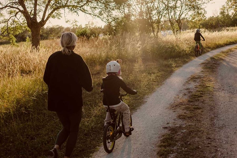 Vader en zoon kijken samen op mobiele telefoon