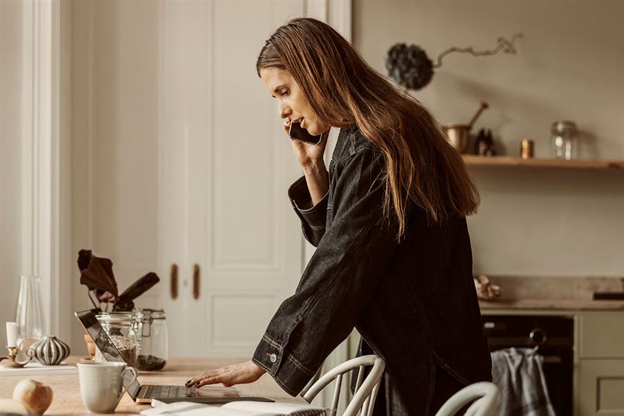 Vrouw die achter laptop aan het werk is
