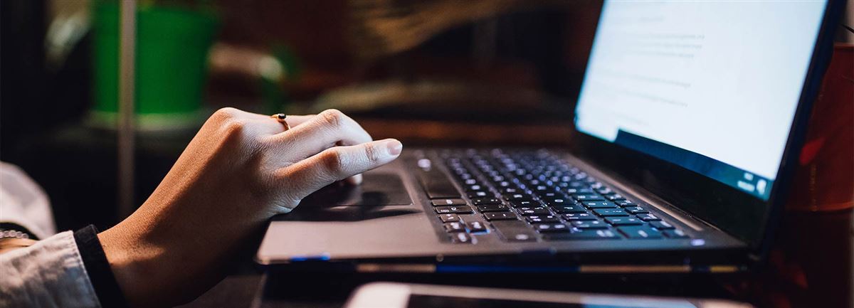 vrouw typed op computer