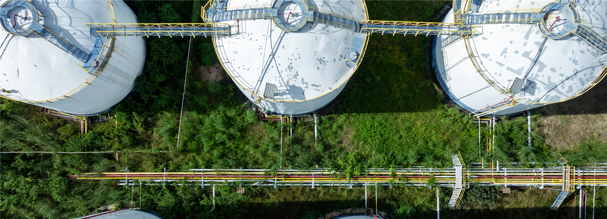 Olievaten in een groen weiland 