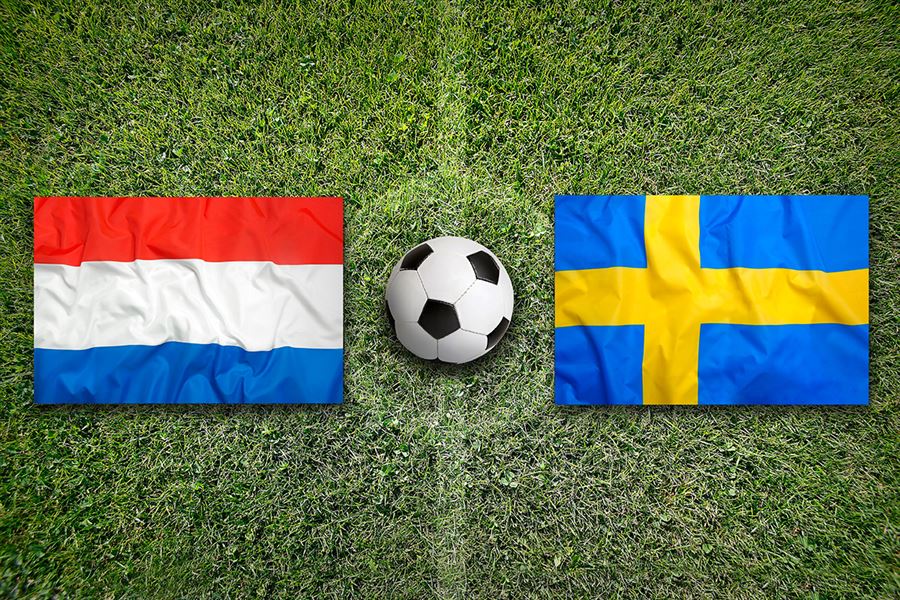 Nederlandse en Zweedse vlag met een voetbal ertussen 
