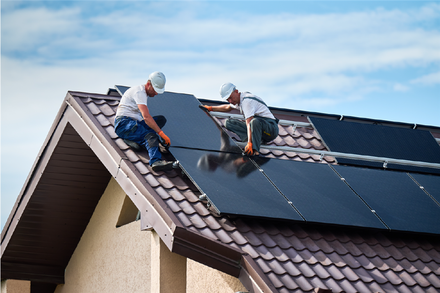 Mannen aan het werk met zonnenpanelen