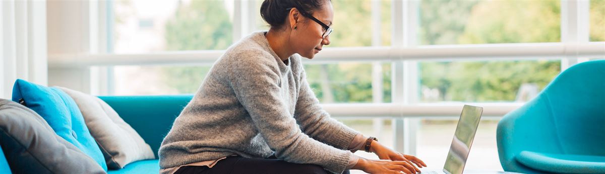 vrouw achter computer