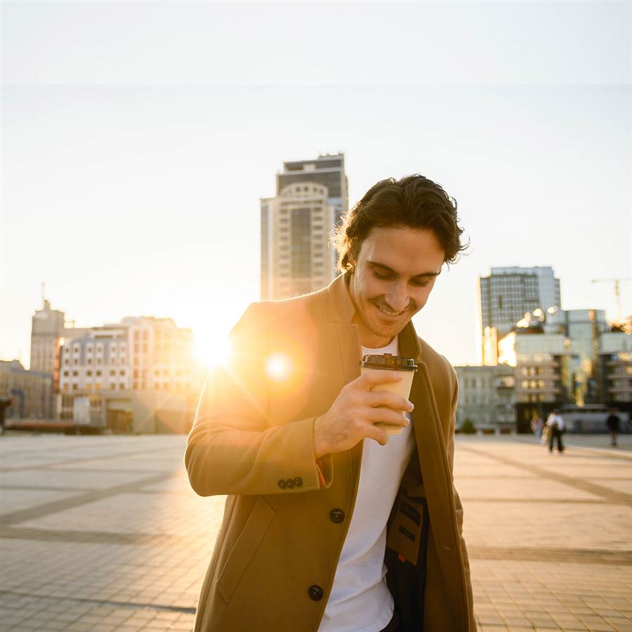 man met telefoon in zijn hand