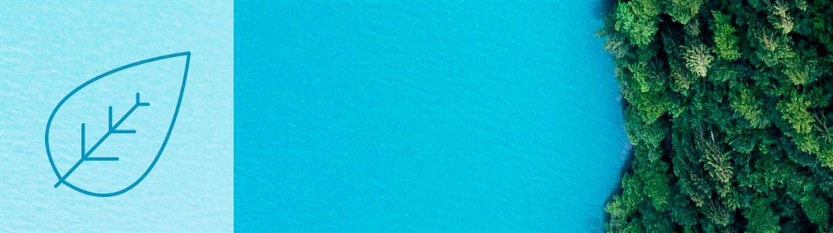 blauw water wat aan een eiland meert